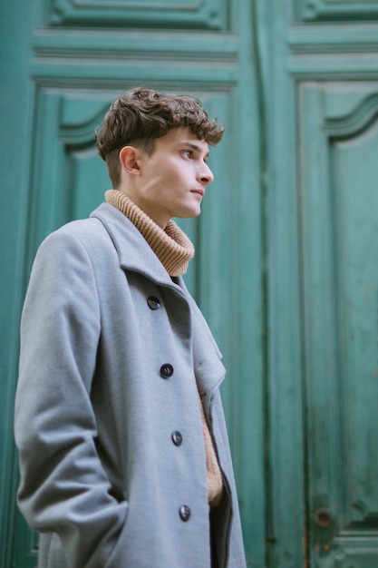 Free photo side profile young man with coat