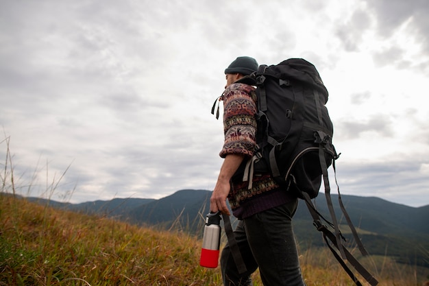 무료 사진 측면보기 모험심이 강한 사람 bivouacking