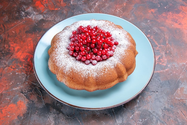 측면 보기 식욕을 돋우는 케이크 붉은 건포도를 곁들인 식욕을 돋우는 케이크 한 접시