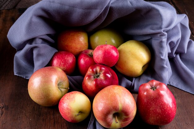 Free photo side view apples in basket