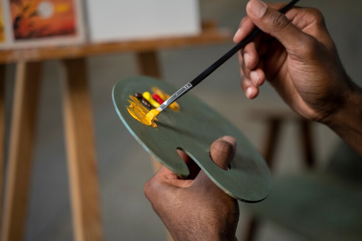 Free Photo side view artist holding paint palette