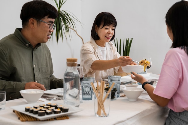 무료 사진 테이블에서 측면 보기 아시아 가족