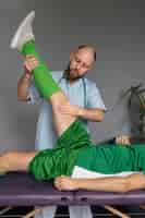 Free photo side view athlete doing physiotherapy