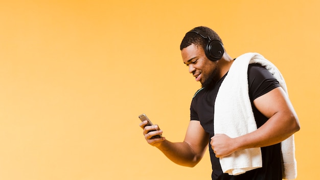 Free photo side view of athletic man in gym outfit