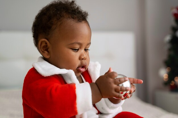 Bambino di vista laterale che gioca con la decorazione