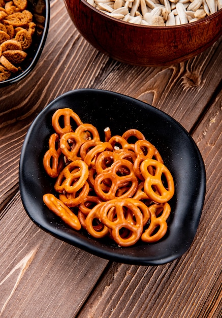 Side view bagels in a bowl on a wooden background