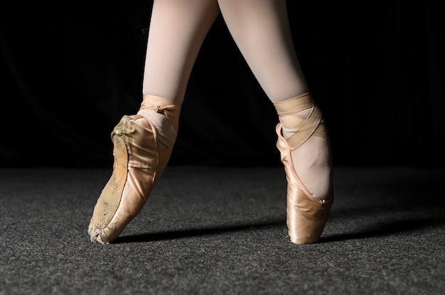 Free photo side view of ballerina feet in pointe shoes and tights