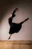 Foto gratuita posizione di salto della ballerina di vista laterale