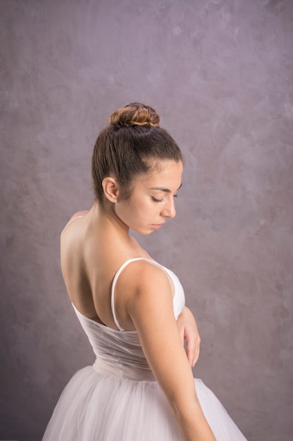 Free photo side view ballerina looking away