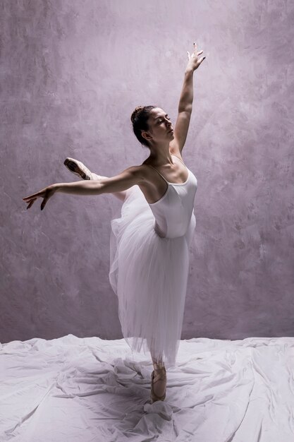 Ballerina. bambina sveglia che posa e che balla nello studio. la ragazza  studia balletto.