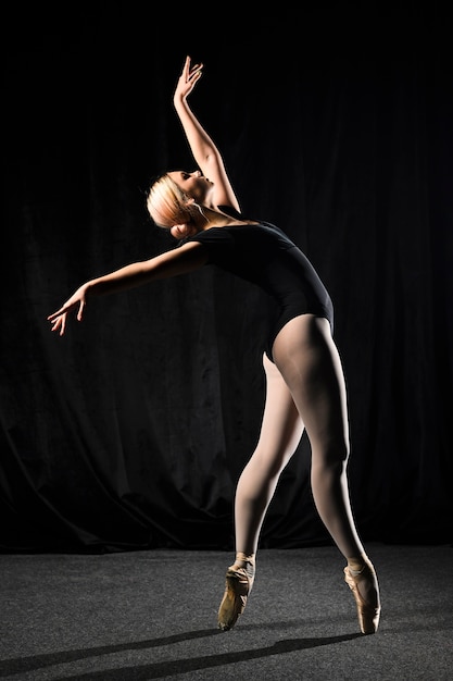 Free photo side view of ballet dancer in leotard