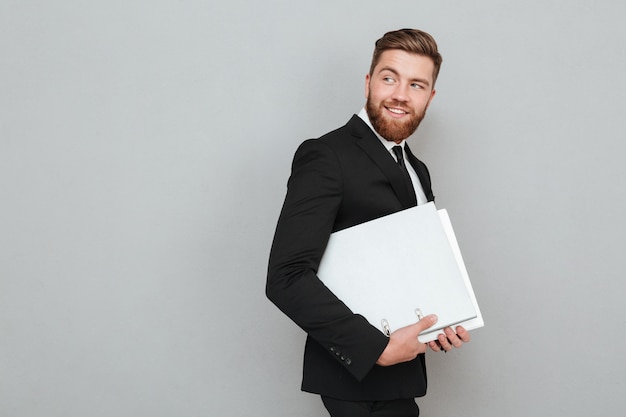 Free photo side view of a bearded man in suit