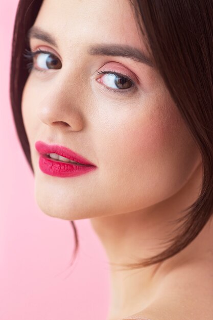 Side view beautiful woman posing with pink background