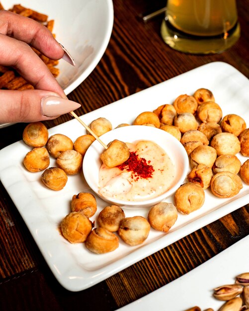 Foto gratuita vista laterale degli spuntini della birra come dushbara fritto su di legno