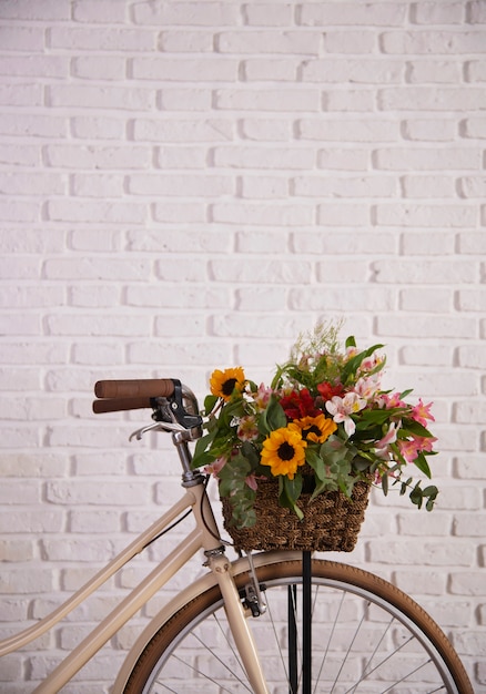 Free photo side view bicycle basket with beautiful flowers