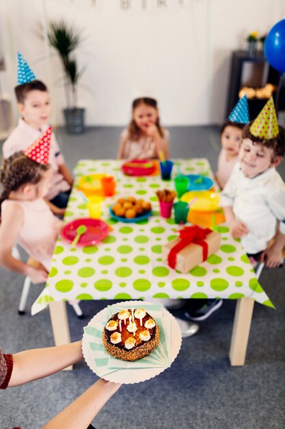 子供のための側面の誕生日ケーキ