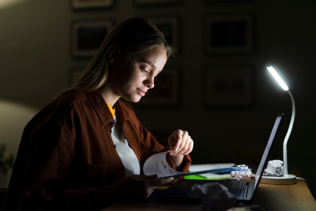 Free photo side view of blonde woman working