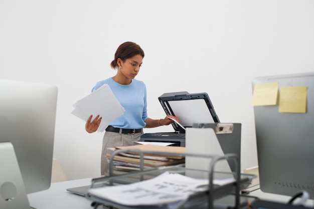 Foto gratuita vista laterale donna annoiata al lavoro