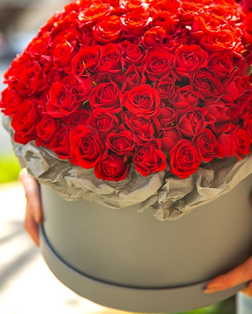 Вид сбоку на букет из красных роз