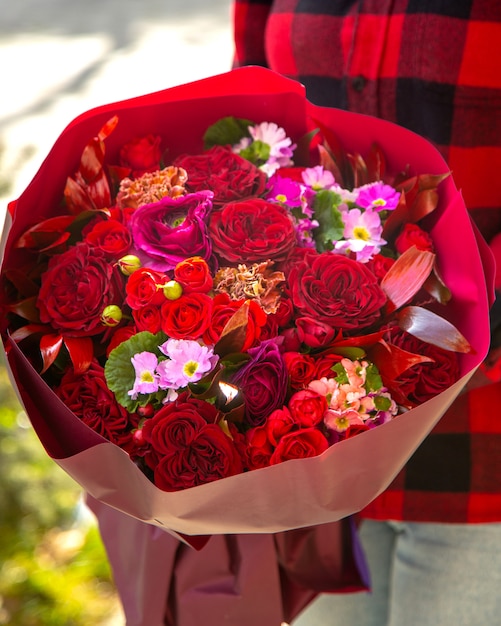 핑크 핑크 국화와 붉은 색 스프레이 장미 꽃의 꽃다발의 측면보기 jpg
