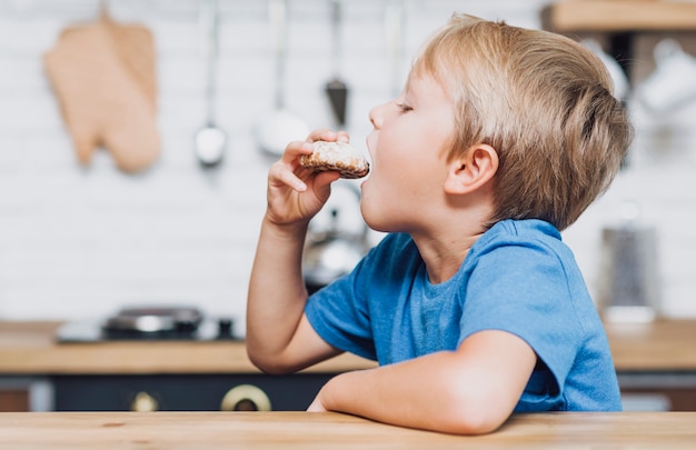 無料写真 クッキーを食べてサイドビュー少年