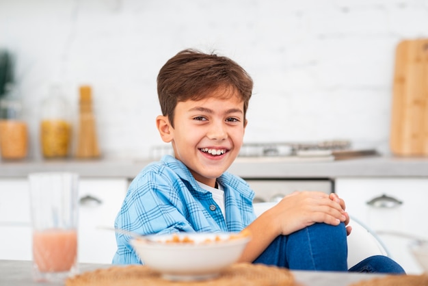 Side view boy in the morning having breakfast