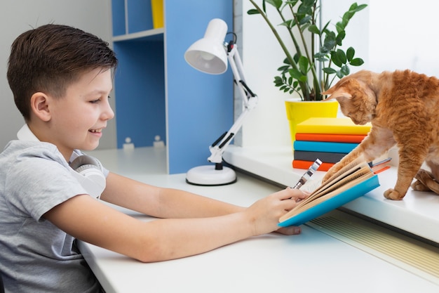 Free photo side view boy reading