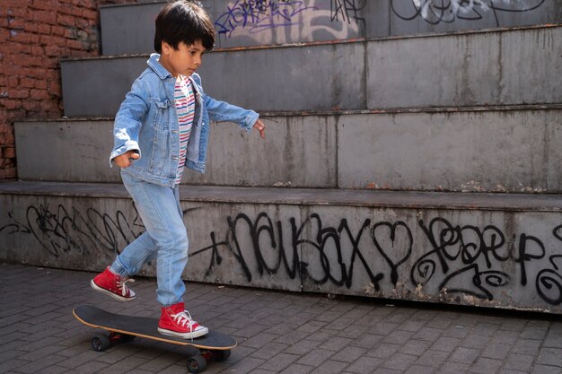 屋外のスケートボードの側面図の少年