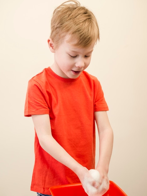 Free photo side view boy washing hands