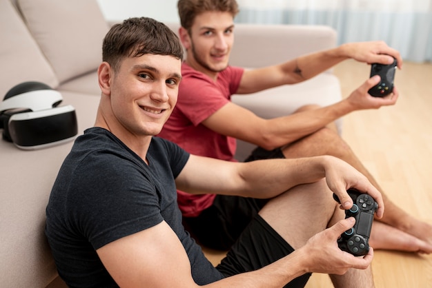 Free photo side view boys playing in living room