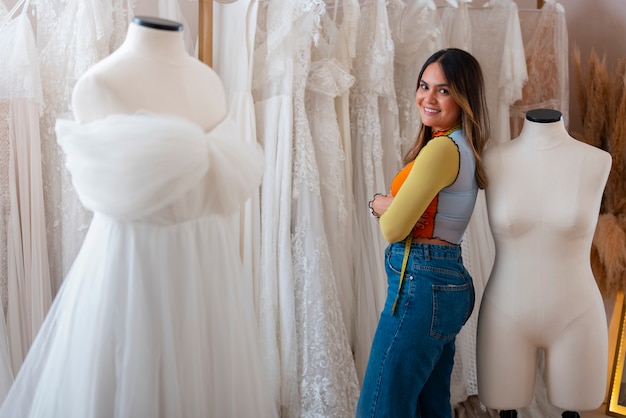 Foto gratuita vista laterale donna brasiliana che lavora come designer di abbigliamento