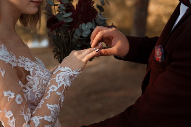 Невеста в обручальном кольце, вид сбоку