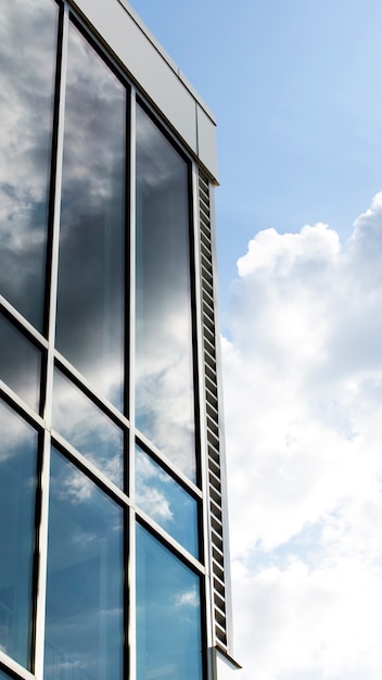 Edificio con vista laterale con ampie finestre