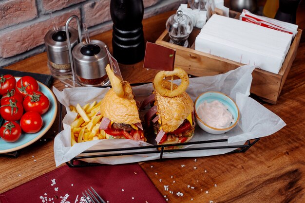 テーブルの上のフライドポテトとサワーヨーグルトのハンバーガーの側面図
