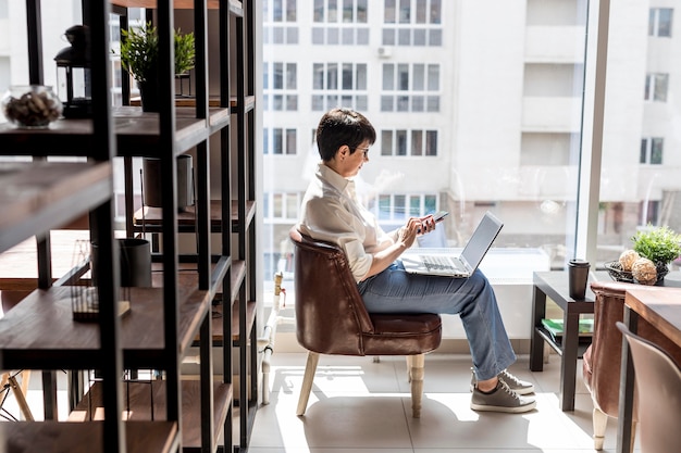 Free photo side view businesswoman working indoors