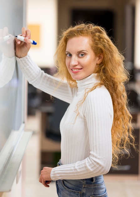 Scrittura della donna di affari di vista laterale