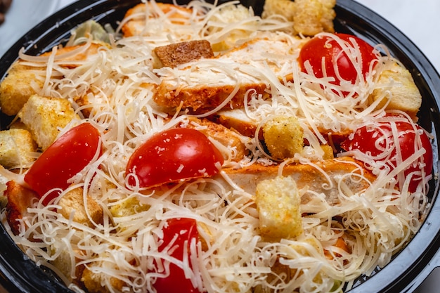 구운 치킨 빵 비스킷 체리 토마토와 파 르 마 치즈 위에 측면보기 시저 샐러드