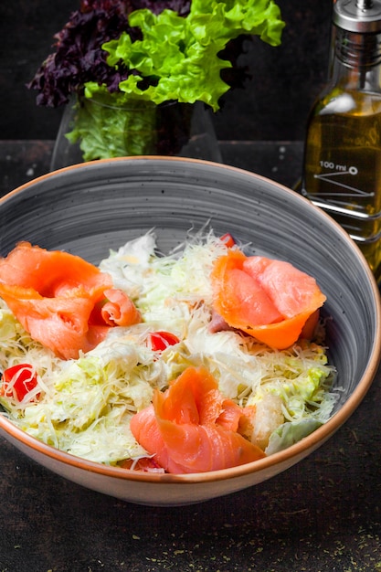 Insalata di caesar vista laterale con filetti di salmone e lattuga