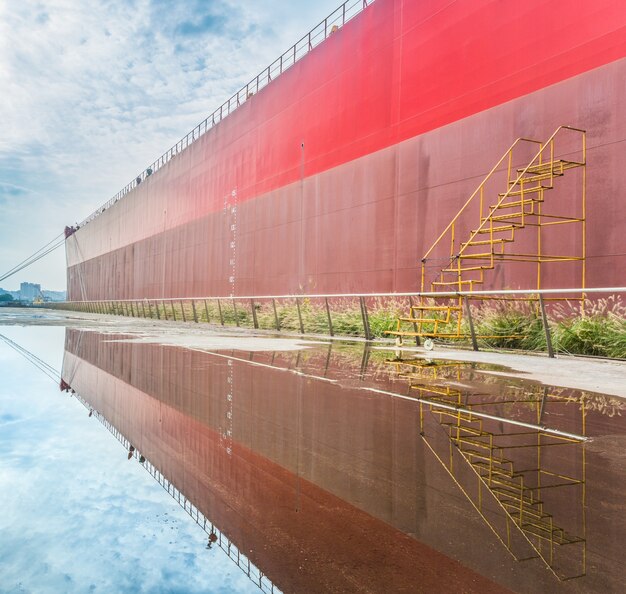 Free photo side view of cargo container ship