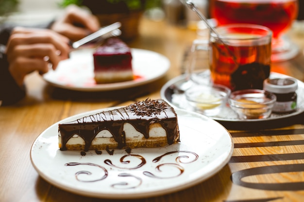 プレート上のチョコレートソースで覆われたチーズケーキの側面図