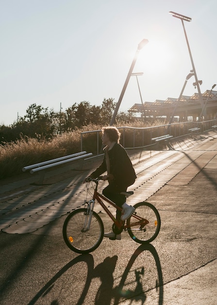 楽しんで外で自転車に乗っている子供の側面図