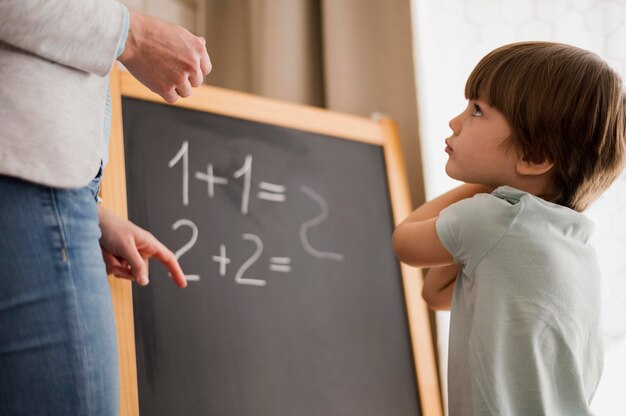 数学を教えられている子供の自宅の側面図