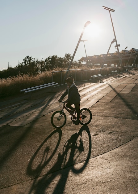 屋外で自転車に乗る子供の側面図