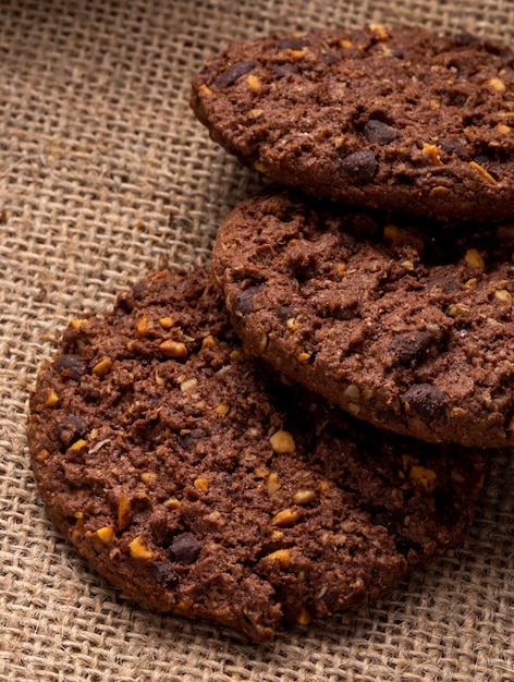シリアルナッツと荒布を着たココアチョコレートチップクッキーの側面図