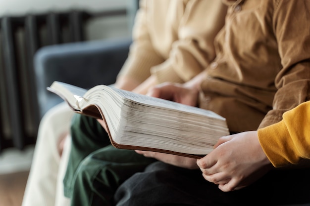 Вид сбоку христианская семья читает библию