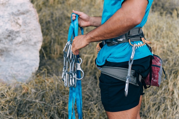 Free photo side view of climber with rope