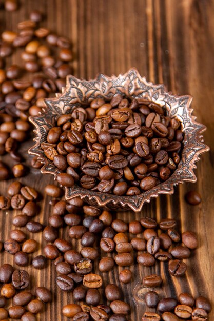 Вид сбоку кофейных зерен в железной вазе