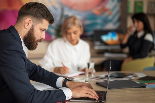 Foto gratuita colleghi di vista laterale che lavorano insieme