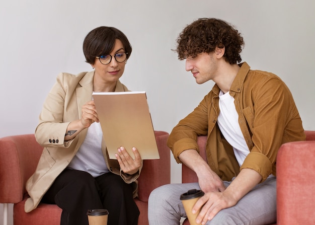 Foto gratuita colleghi di vista laterale che lavorano insieme