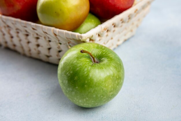 바구니에 측면보기 색된 사과